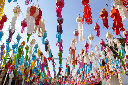 Yeepeng 节的五颜六色的纸灯笼装饰