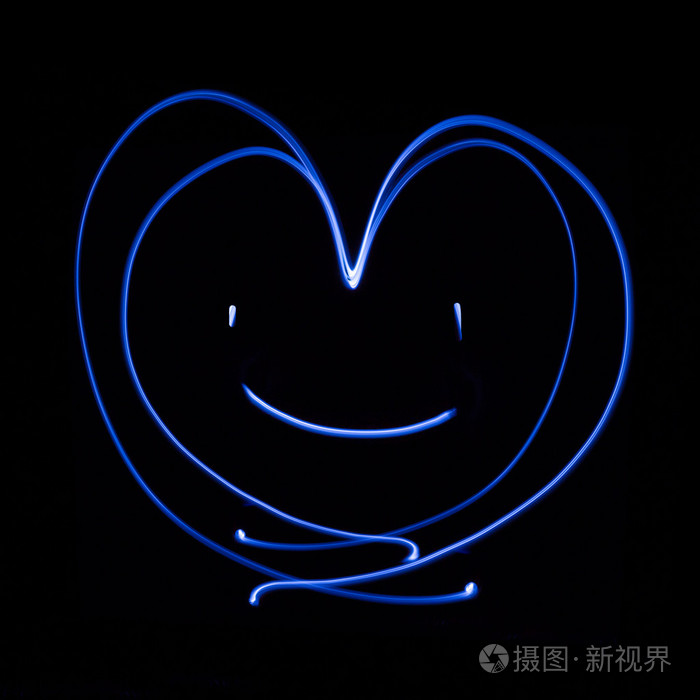 心微笑产生一束白色的光