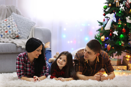 幸福的家庭，在装饰圣诞房间的地板上