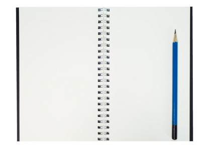 空白笔记本和孤立的蓝色铅笔