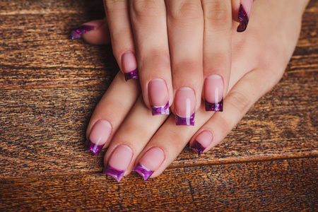 法式指甲艺术在紫色的颜色