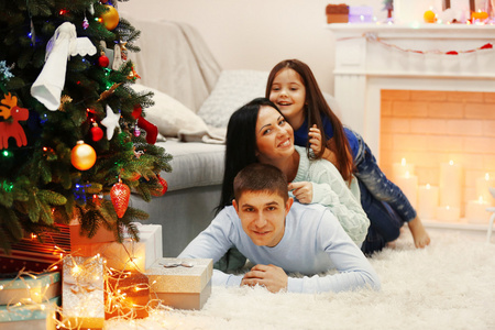 幸福的家庭，与礼品装饰圣诞房间里地板上
