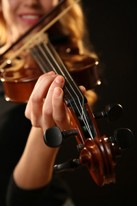 音乐家演奏小提琴