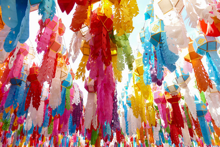 Yeepeng 节的五颜六色的纸灯笼装饰