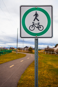 骑自行车和行人道路标志和模糊的轨道
