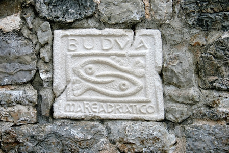 布德瓦镇在石头墙的象征