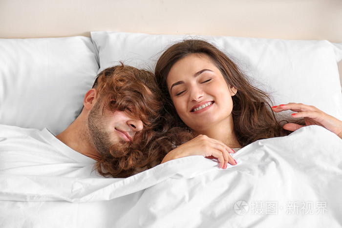 幸福的夫妇在床上打盹儿