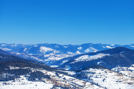 美丽的冬天山上，滑雪度假村