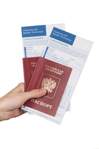 女手拿着俄罗斯旅游护照