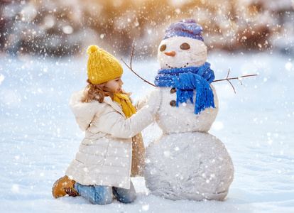 女孩玩堆雪人图片