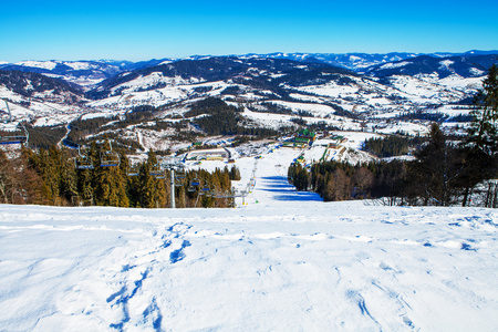 美丽的冬天山上，滑雪度假村