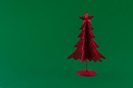 小红色圣诞树上绿色背景