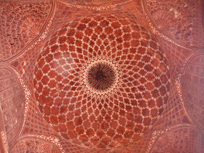 装饰在印度的寺庙的红漆的 wault