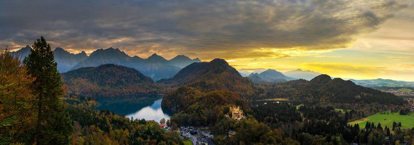 阿尔卑斯山和湖泊在日落时在德国