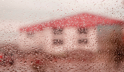 用滴的雨湿的玻璃