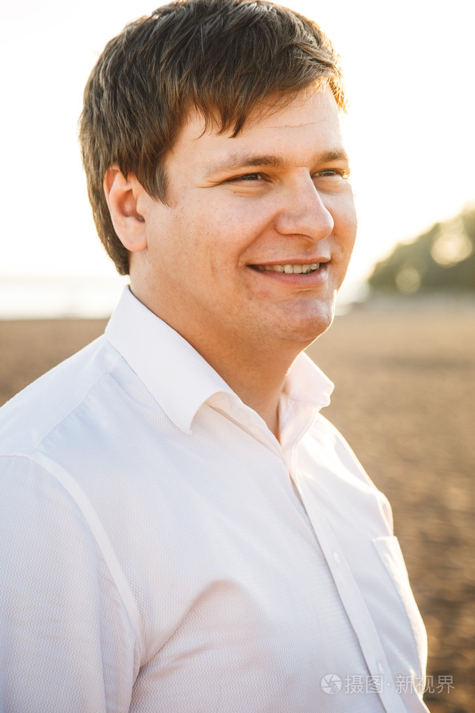 近景人物肖像白色衬衫沙滩背景