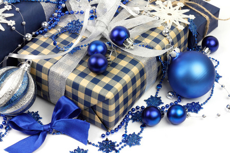 礼品盒和蓝色球为圣诞节的特写镜头的