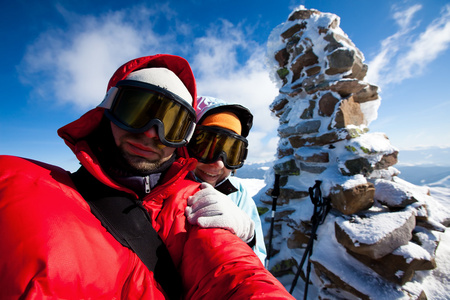 徒步旅行者在冬季山