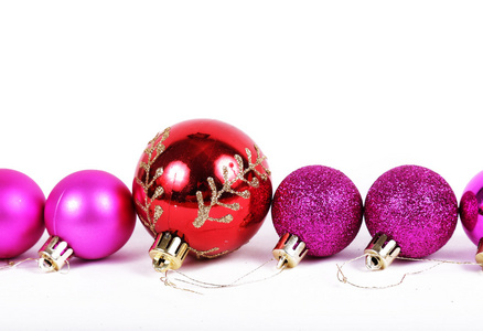 粉红色的球圣诞节装饰品