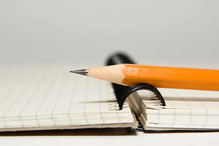 干净的白纸和铅笔在白色照片