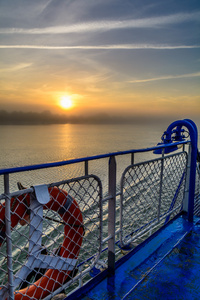 从船甲板的边缘可以看到日落的景色。f 的垂直视图