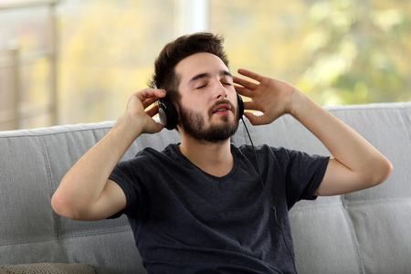 男人听音乐的耳机