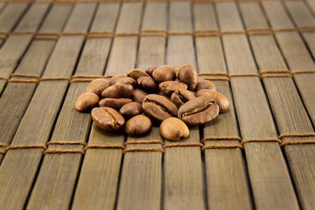 咖啡豆在老式木制板上