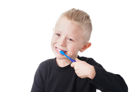 男孩刷他的牙齿