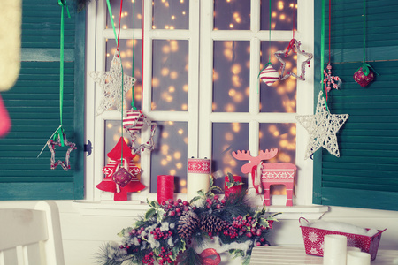 美丽圣诞的室内装饰。房子装修到圣诞节庆祝活动