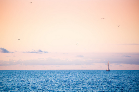 美丽的金色夕阳与帆船航行。海。游艇