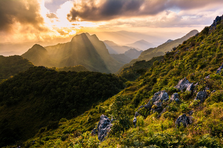 Raylight 日落景观在 Doi 銮清道山，山高