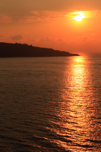 跨湾沿海的日落