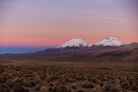 在安第斯山的日落。Parinacota 和 Pomerade 