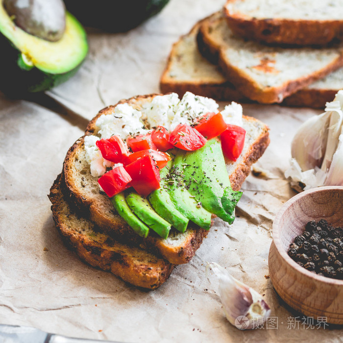 烤面包,新鲜牛油果, 番茄和山羊奶酪,素食 sna