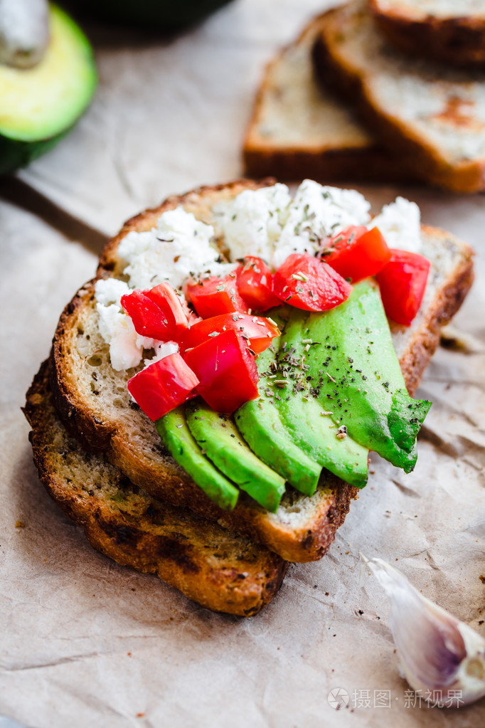 烤面包,新鲜牛油果, 番茄和山羊奶酪,素食 sna