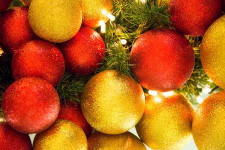 圣诞节庆祝装饰彩球在树上