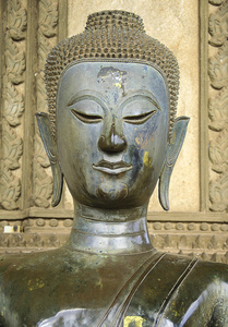 半身古代佛教雕像在老挝寺