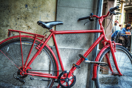 佛罗伦萨靠墙的红色自行车