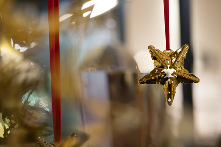 圣诞节和新年装饰。金黄星与红色丝带 o