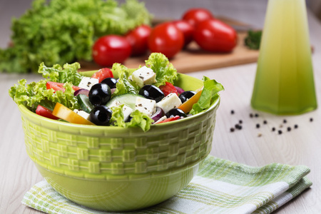 希腊沙拉配新鲜蔬菜，奶酪和黑橄榄