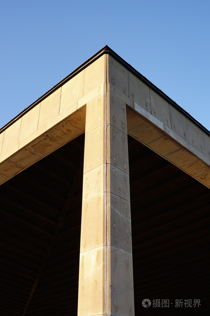 坚持开放墙混凝土建筑的支柱