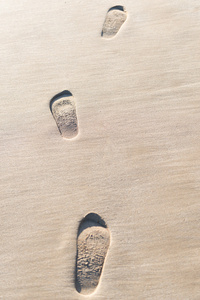 在沙子里的脚印