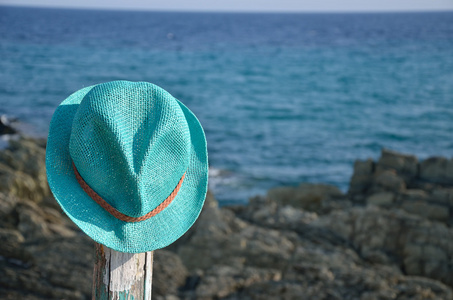 秸秆夏天帽子上木支柱和海