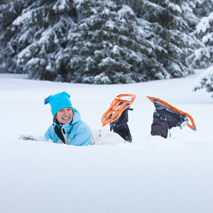 徒步旅行者躺在雪中
