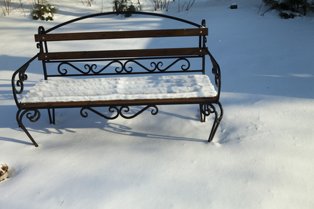 在雪中的板凳