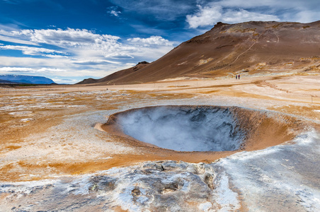 沸腾的 mudpot Hverarond 在冰岛地热田