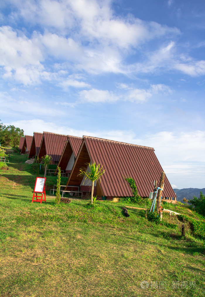 山上有美丽的蓝色天空背景的小屋