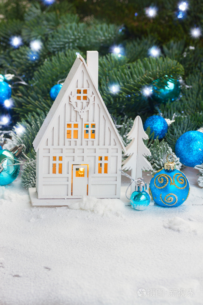 白色圣诞屋