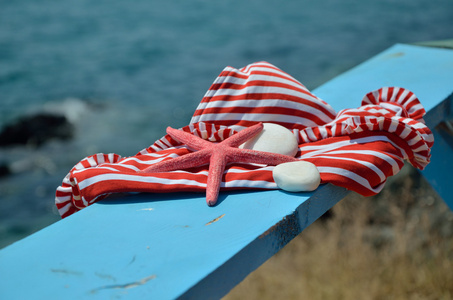 红色白色比基尼在海滩的长椅上