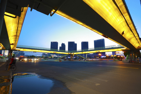 城市人行天桥和道路交叉口的夜景